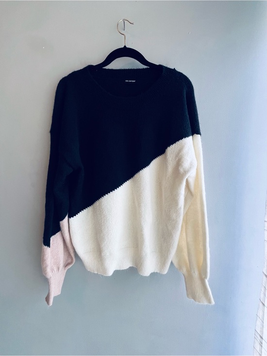 Blu Pepper Sweaters - Blu Pepper Diagonal Colorblock Crewneck Sweater in Black, Cream & Light Pink